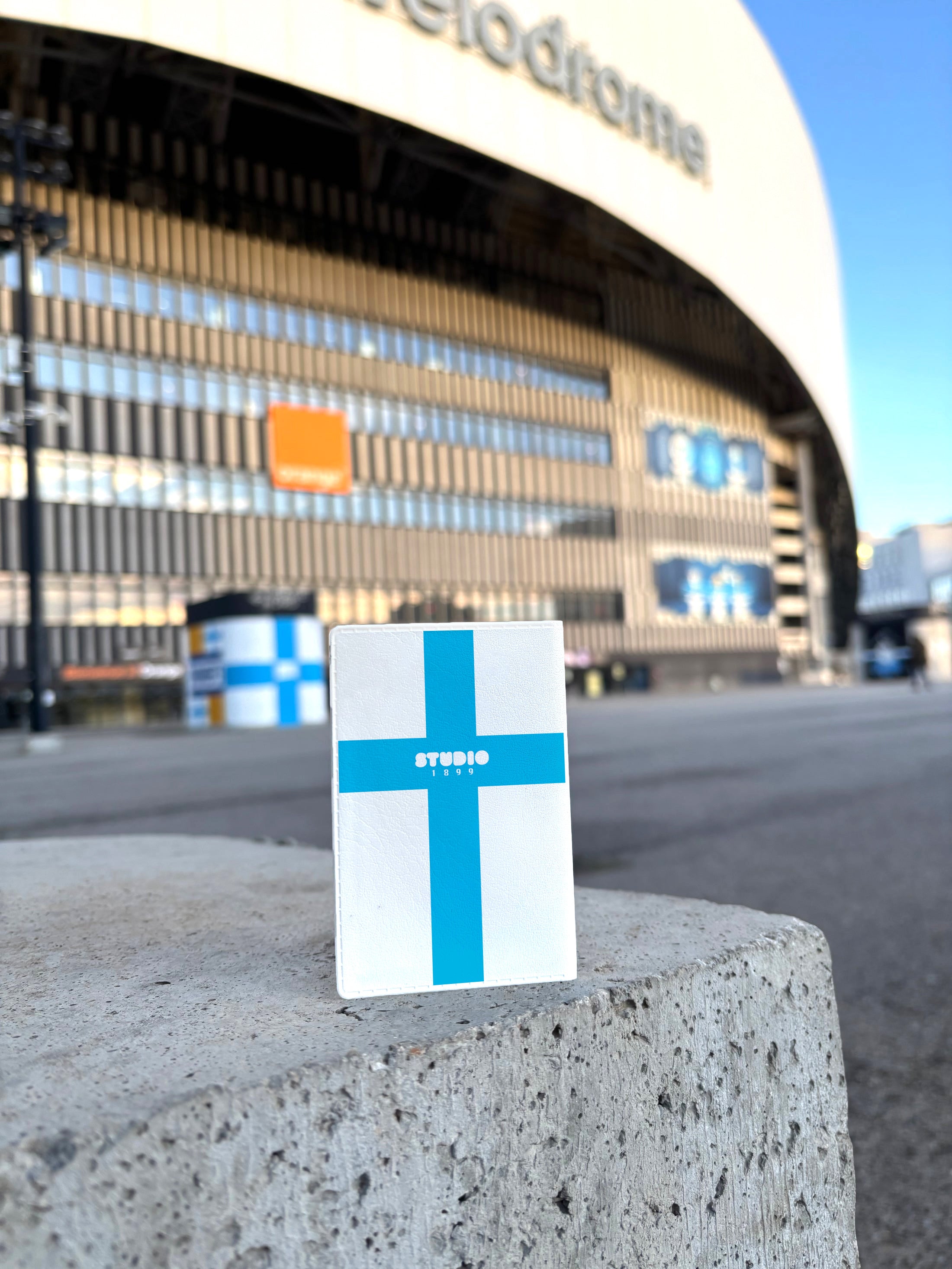 Porte-Cartes 'Aux Armes' Olympique De Marseille - Design Supporters Street Art - 6,2x9,3 Cm - Bleu Et Blanc